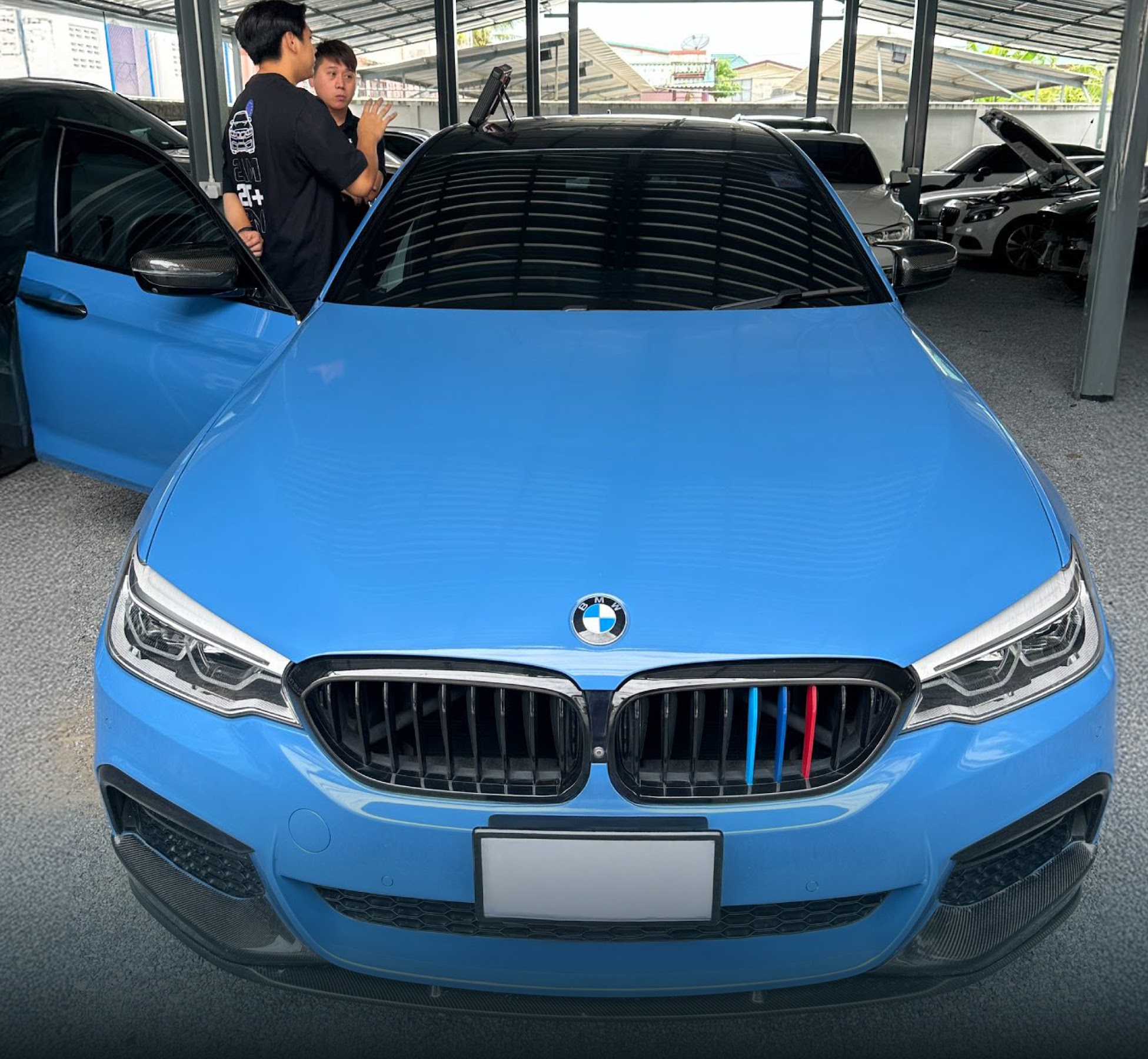 ทีมช่าง 2AM Euro Service ตรวจสอบรถ BMW สีฟ้าในอู่จริง