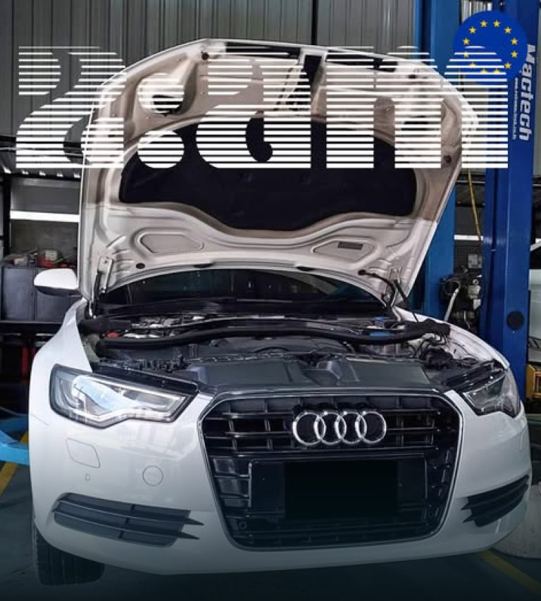 รถ Audi สีขาวเปิดฝากระโปรงบนลิฟต์ยกรถที่ 2AM Euro Service