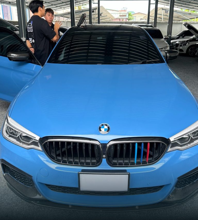 ทีมช่าง 2AM Euro Service ตรวจสอบรถ BMW สีฟ้าในอู่จริง
